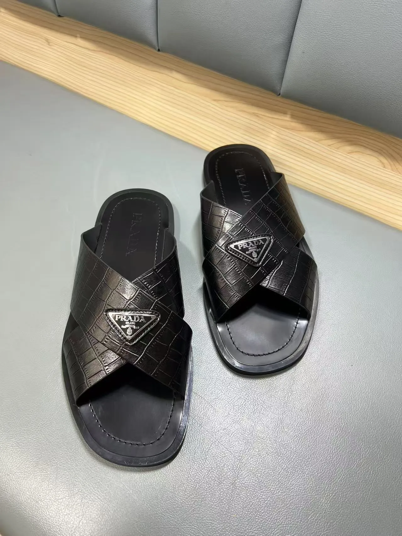 340💰PRADA Prada’s latest slippers are synchronized with the official website. This slipper is made of the brand’s unique and iconic Saffiano leather. The brand logo jumps out from the double straps, and the brand style is clearly visible. Cowhide gives men elegant charm and functional design, making it an ideal choice for vacation and leisure. Size:38-45